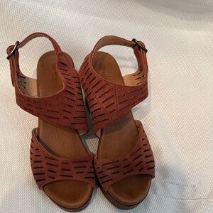 Eric Michael Rust Red Suede Laser Cut Platform Sandals Made in Portugal Size 37